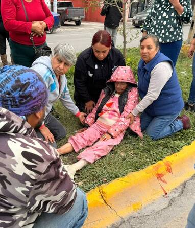 Testigos y comerciantes de la zona auxiliaron a la mujer mientras llegaban los cuerpos de emergencia.