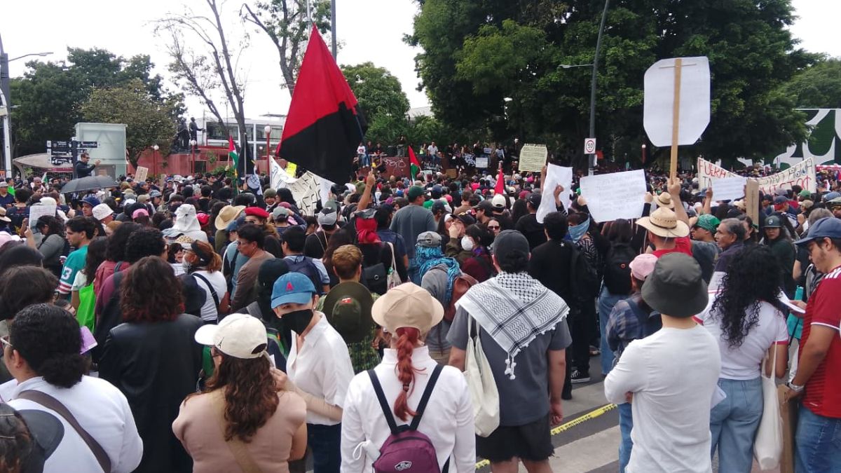 UDG se deslinda de actos violentos en marcha por el agua en Guadalajara.