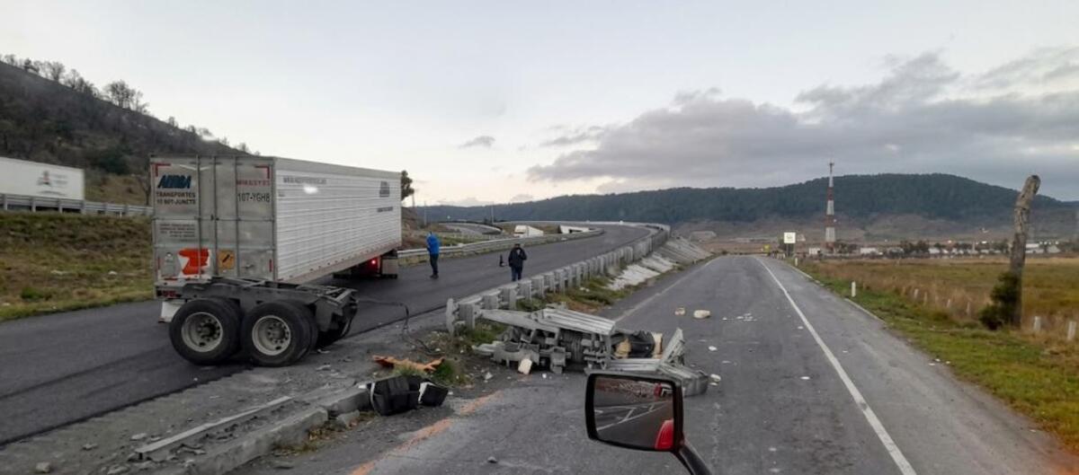 La unidad de carga impactó contra una protección metálica en la zona de la desviación carretera.