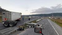 La unidad de carga impactó contra una protección metálica en la zona de la desviación carretera.
