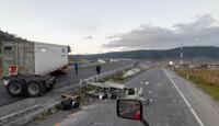 La unidad de carga impactó contra una protección metálica en la zona de la desviación carretera.