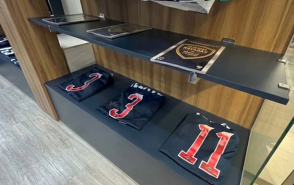 "Vestidor Rayado" no vende artículos de línea o mercadería comercial masiva, sino reliquias únicas e históricas del club albiazul.