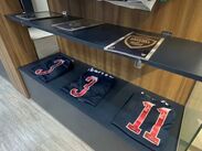 "Vestidor Rayado" no vende artículos de línea o mercadería comercial masiva, sino reliquias únicas e históricas del club albiazul.