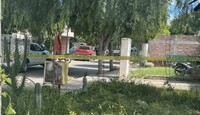 La víctima permanecía sentada en un sillón, sin responder y con varias heridas visibles.