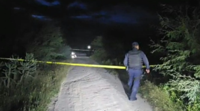 Las autoridades localizaron a un hombre tendido sobre el suelo a un costado de una motocicleta. | Redes Sociales