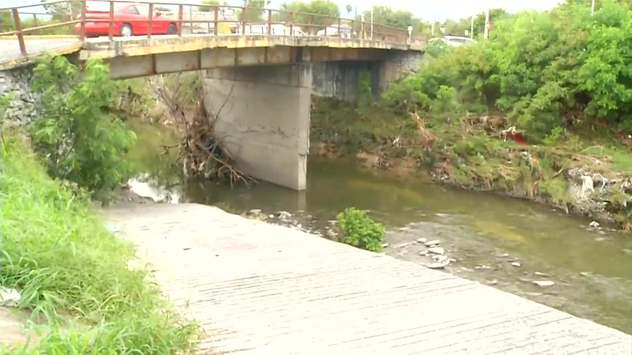 Buscan por tercer día a hombre arrastrado por corriente en el arroyo Topo Chico