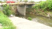 Buscan por tercer día a hombre arrastrado por corriente en el arroyo Topo Chico