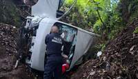 Camioneta se vuelca con peregrinos en Ocuilan; hay al menos 15 heridos y un muerto.