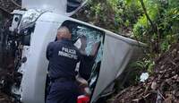 Camioneta se vuelca con peregrinos en Ocuilan; hay al menos 15 heridos y un muerto.