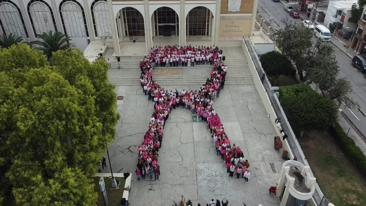 La convocatoria propuso el uso del color rosa como elemento común entre los asistentes.