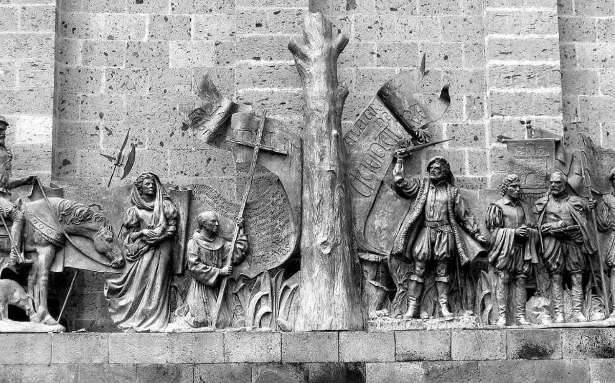 Detalle del relieve de bronce de Rafael Zamarripa sobre la fundación de Guadalajara | E.dronism, Wikimedia Commons