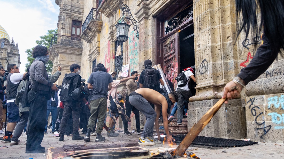 Entre los edificios afectados por los destrozos destacan el Palacio de Gobierno y la Catedral de Guadalajara