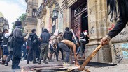 Entre los edificios afectados por los destrozos destacan el Palacio de Gobierno y la Catedral de Guadalajara