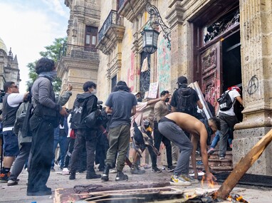 Entre los edificios afectados por los destrozos destacan el Palacio de Gobierno y la Catedral de Guadalajara