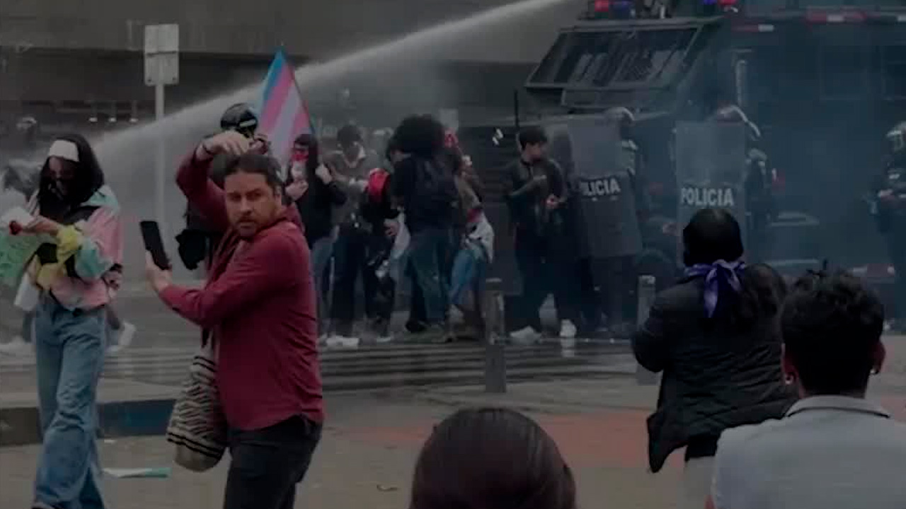 Enfrentamiento entre policía y manifestantes tras retirada de 30 objetos del Museo Nacional en Colombia