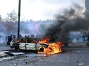 Enfrentamientos y fuego causaron daños en la Plaza de la República de París y en recintos históricos como el ayuntamiento de Limoges.