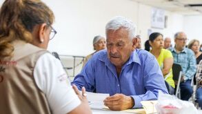 Esta etapa de registro tiene como objetivo incorporar a personas adultas mayores que tengan 65 años o más.