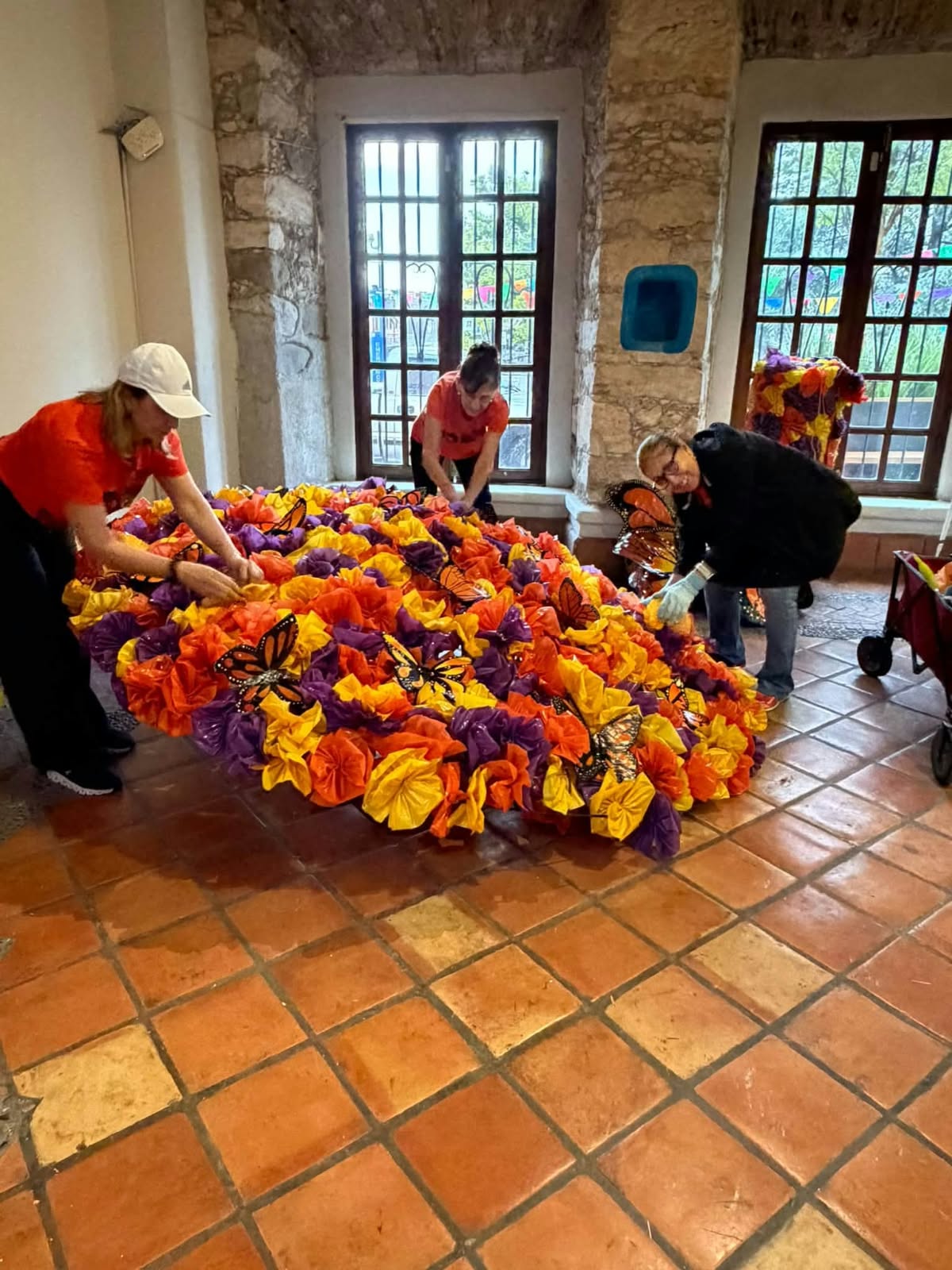 Las figuras de papel picado y los arcos decorativos formarán parte del recorrido artístico por el primer cuadro de la ciudad.