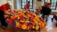 Las figuras de papel picado y los arcos decorativos formarán parte del recorrido artístico por el primer cuadro de la ciudad.