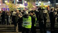 La grabación muestra a los trabajadores aprovechando unos minutos libres entre sus actividades del festival.