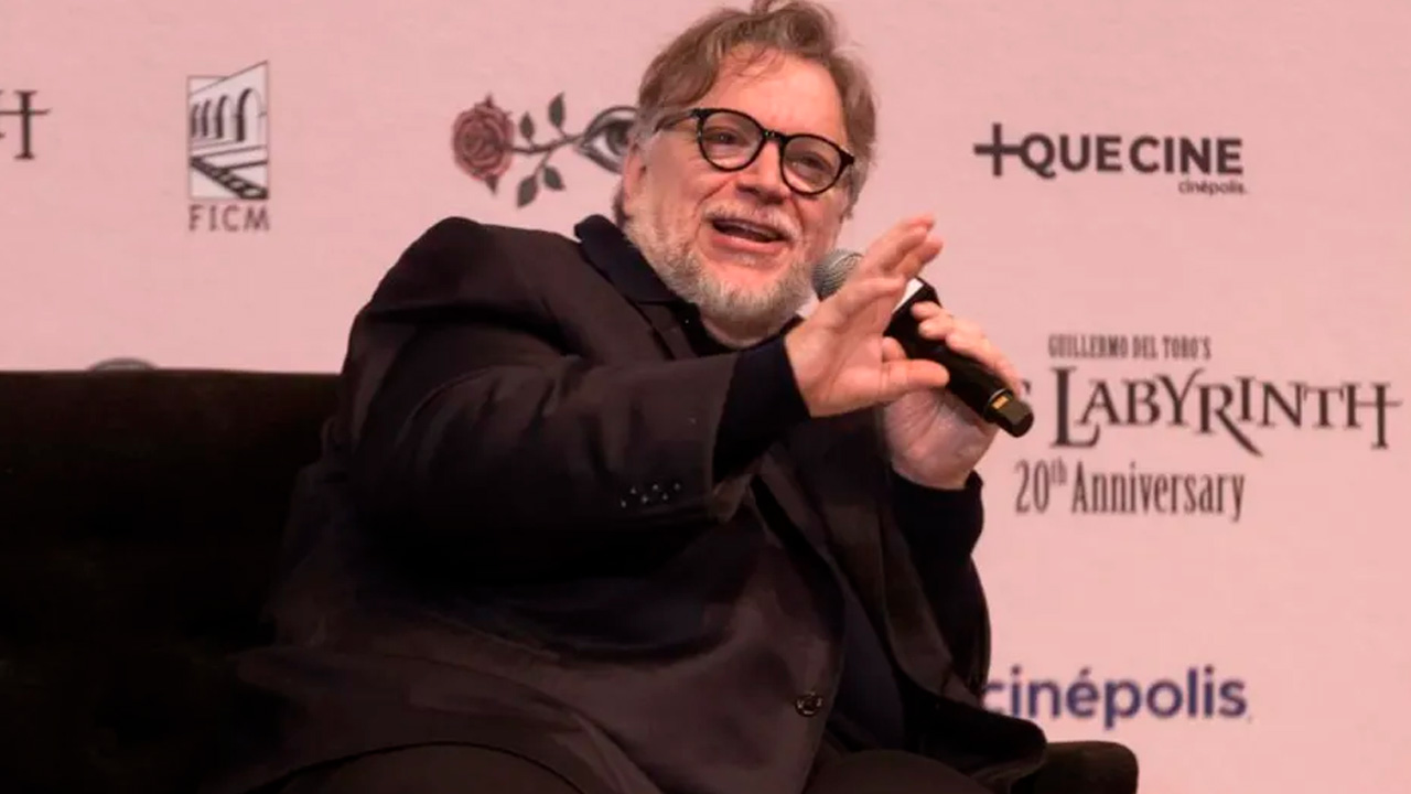 Guillermo del Toro da voz a estudiantes que denuncian agua contaminada en Guadalajara