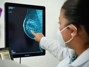 El Instituto Mexicano del Seguro Social ha reforzado estrategias para promover acciones de detección del cáncer de mama.