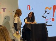 La intérprete dedicó tiempo a sus admiradores durante una sesión de firma de libros, en la que autografió 150 ejemplares.