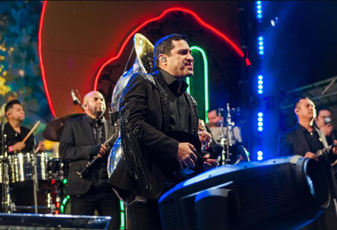 Julión Álvarez reunió al público saltillense para prolongar la jornada musical.