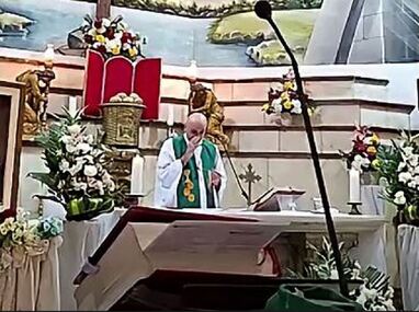 La cruz se desprendió cayendo sobre el área del altar.