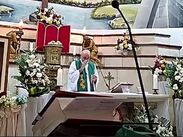 La cruz se desprendió cayendo sobre el área del altar.
