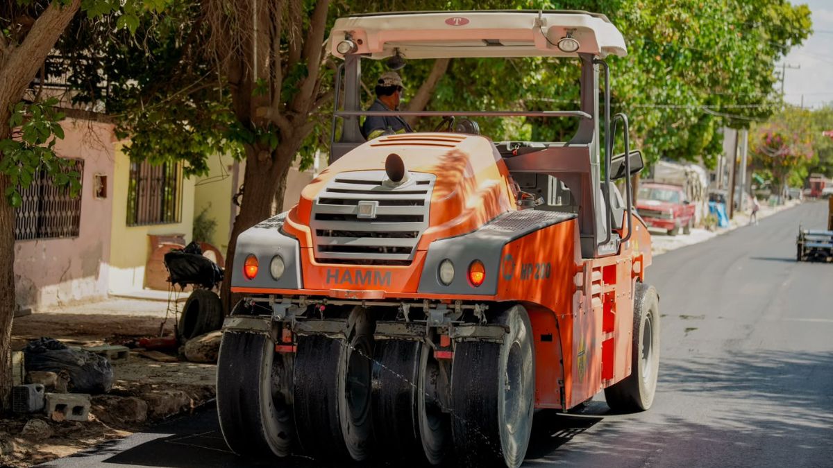 Labores de señalización horizontal con pintura en pasos peatonales y delimitación de carriles para reforzar la seguridad vial en colonias de Torreón.