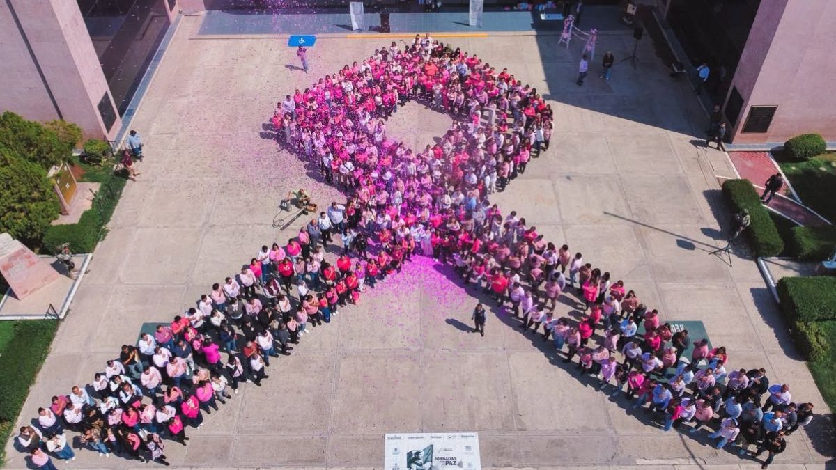 Con un Lazo Rosa Humano en la Presidencia Municipal, Gómez Palacio y el DIF promueven la prevención y detección oportuna del cáncer de mama en el Mes