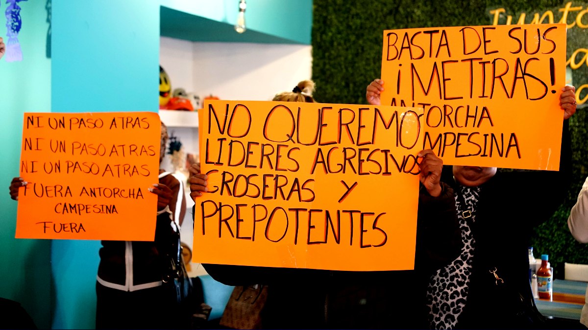 Locatarios de San Ramón acusaron a presuntos grupos de choque de Antorcha por ser quienes acudieron para intimidarlos / Agencia Es Imagen