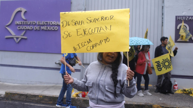 Los manifestantes, vinculados al PRD capitalino, mantienen un bloqueo en las oficinas centrales del ICEM.