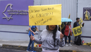 Los manifestantes, vinculados al PRD capitalino, mantienen un bloqueo en las oficinas centrales del ICEM.