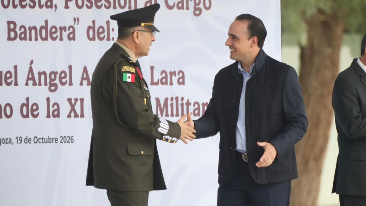 Manolo Jiménez y el General Miguel Ángel Aguirre Lara durante la Protesta de Bandera en las instalaciones de la XI Región Militar en Torreón.