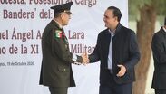 Manolo Jiménez y el General Miguel Ángel Aguirre Lara durante la Protesta de Bandera en las instalaciones de la XI Región Militar en Torreón.