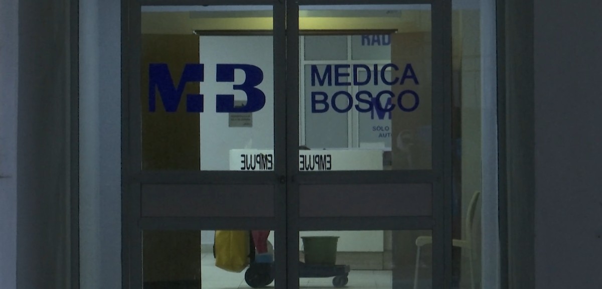Por sus propios medios, sus familiares lo trasladaron de inmediato al hospital privado, sin embargo se desvaneció.