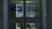 Por sus propios medios, sus familiares lo trasladaron de inmediato al hospital privado, sin embargo se desvaneció.