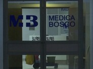 Por sus propios medios, sus familiares lo trasladaron de inmediato al hospital privado, sin embargo se desvaneció.