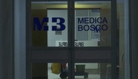 Por sus propios medios, sus familiares lo trasladaron de inmediato al hospital privado, sin embargo se desvaneció.