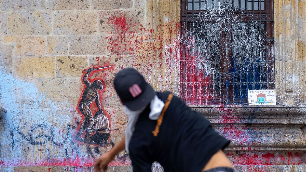 El Palacio de Gobierno sufrió diversos daños en la manifestación.