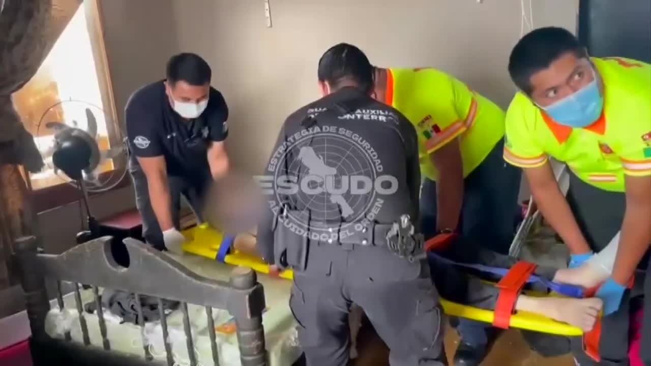 Policías de Monterrey ayudan a hombre que no podía moverse en su domicilio