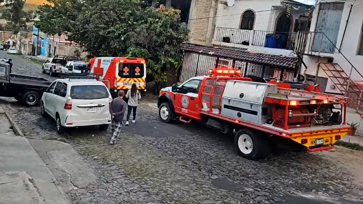 Protección Civil y Bomberos de Tlaquepaque acudieron al sitio para extraer el cuerpo del hombre del interior del aljibe