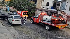 Protección Civil y Bomberos de Tlaquepaque acudieron al sitio para extraer el cuerpo del hombre del interior del aljibe