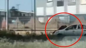 Sujeto se trepa a cofre de auto sobre la México-Querétaro tras ruptura amorosa.