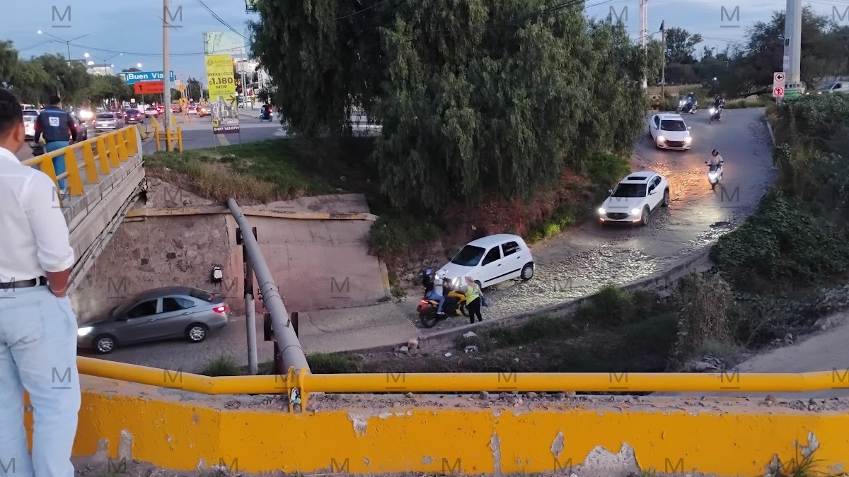 Tráfico vehicular en puente del Tajo de Santa Ana en el bulevar Aeropuerto.