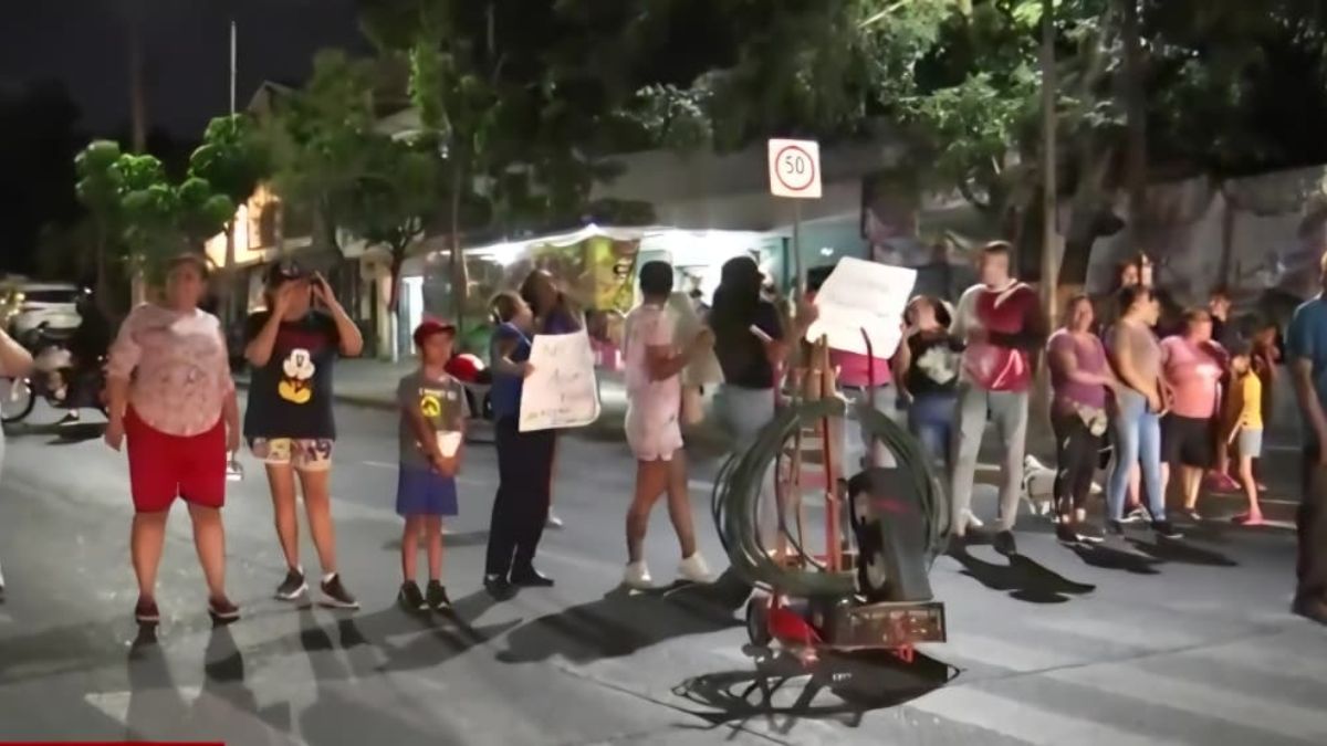 Vecinos de Polanquito Guadalajara exigen agua y bloquean avenida 8 de Julio.