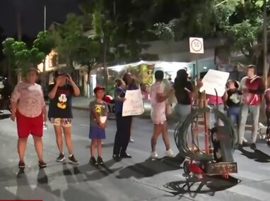 Vecinos de Polanquito Guadalajara exigen agua y bloquean avenida 8 de Julio.