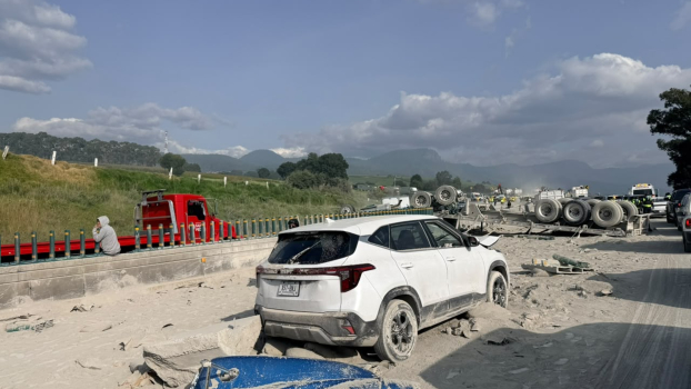 Un vehículo de carga pesada perdió el control en la autopista México-Pachuca. | Pc Ixtapaluca